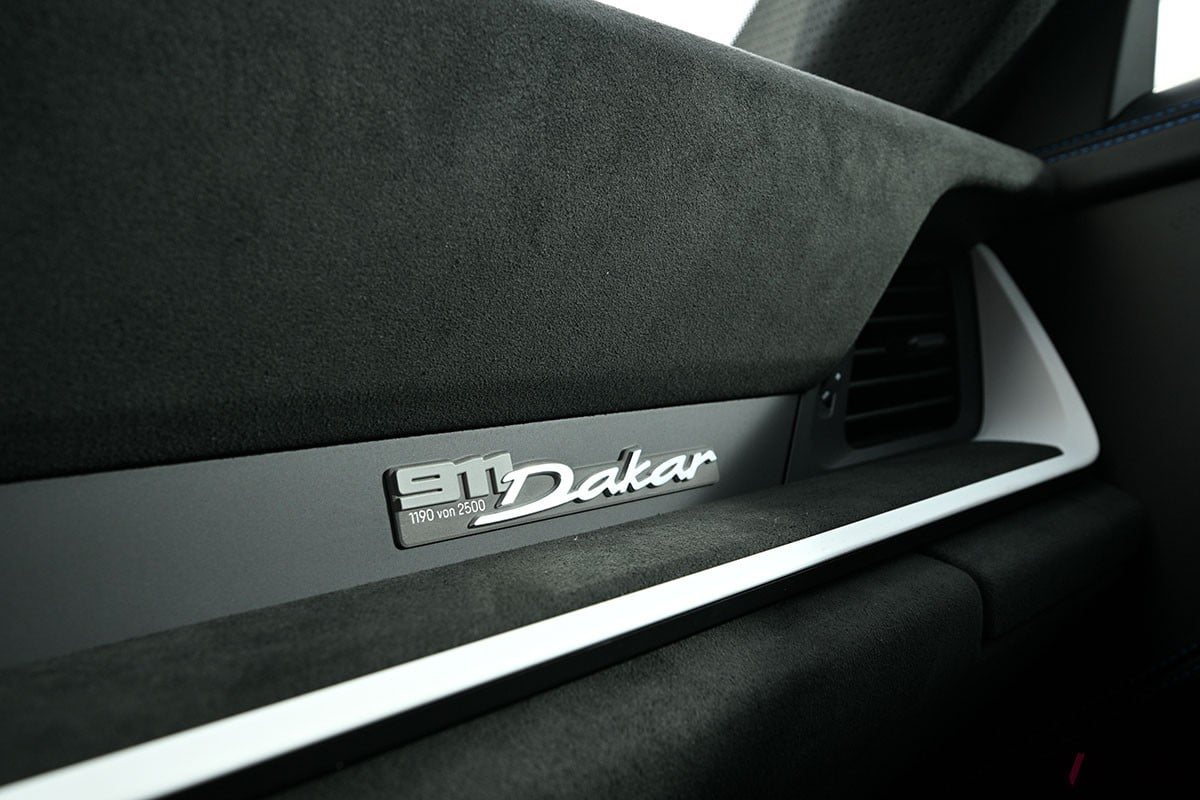 50mmアップした車高やオールテレーンタイヤ、車体下部のプロテクションなどにより、911シリーズの新たな可能性を示したポルシェ「911ダカール」