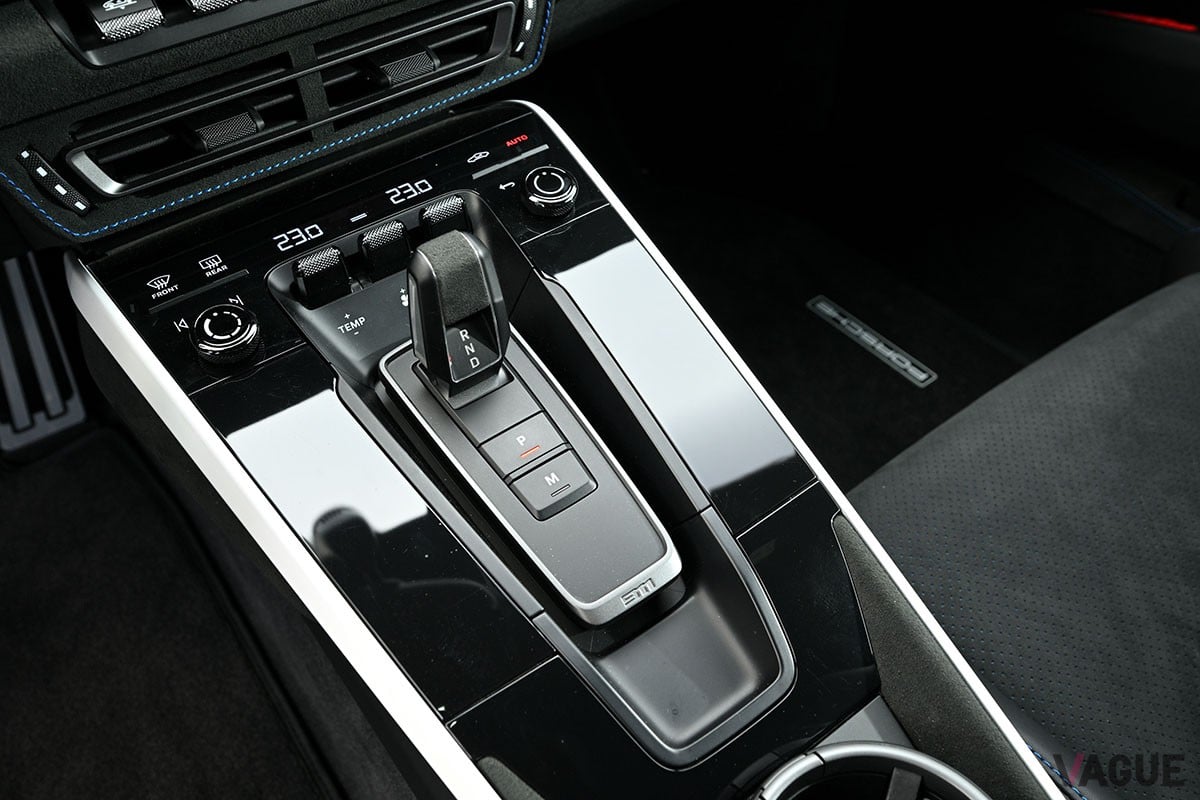 50mmアップした車高やオールテレーンタイヤ、車体下部のプロテクションなどにより、911シリーズの新たな可能性を示したポルシェ「911ダカール」