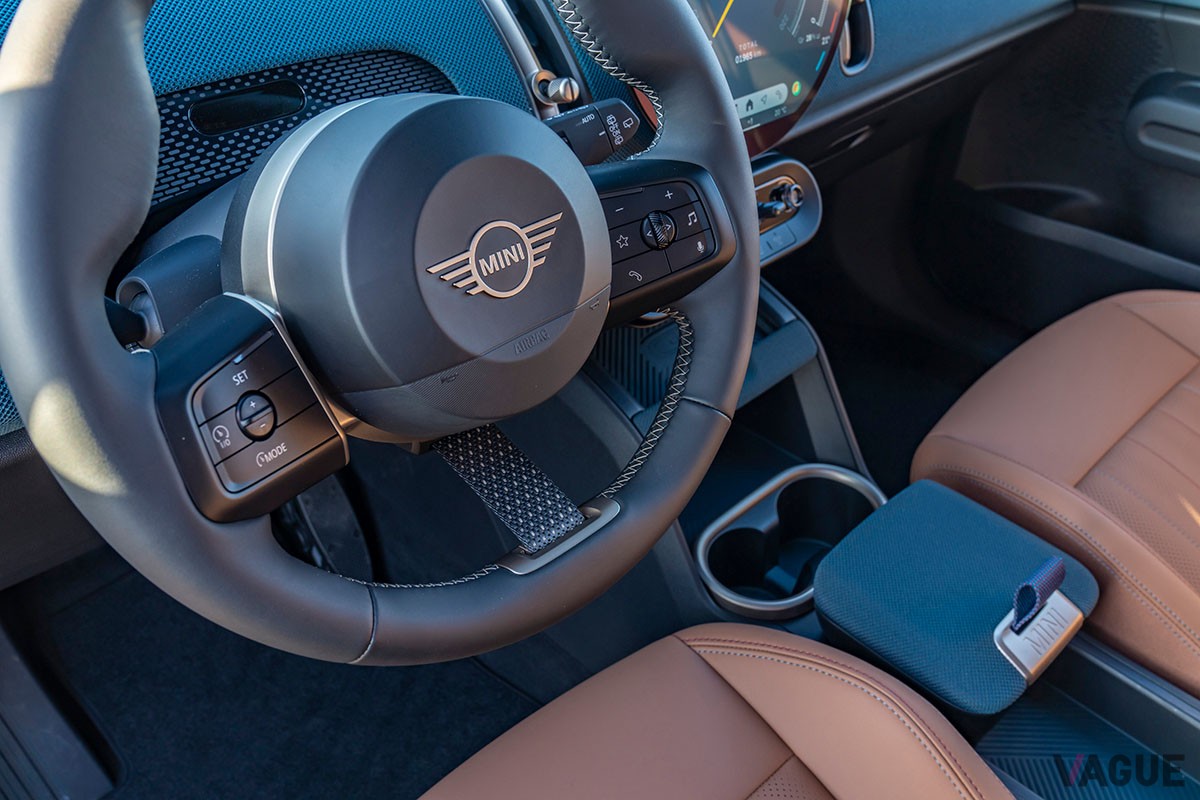 BEVらしい静かでなめらか、そして力強い走りを実現しつつ、0-100km/h加速5.6秒という俊足も兼備した新型「ミニ・カントリーマン SE ALL4」