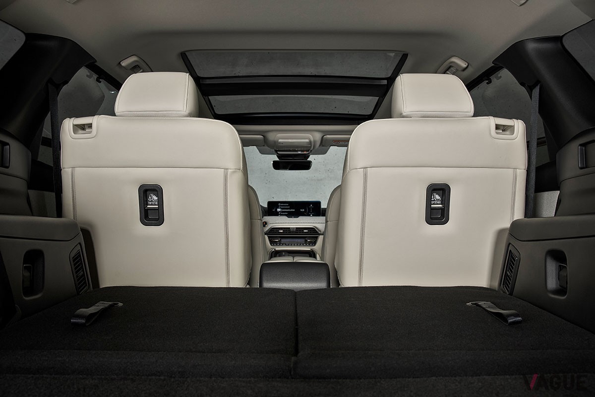 欧州マツダが世界初公開した3列シートを備えた新型クロスオーバーSUV「CX-80」