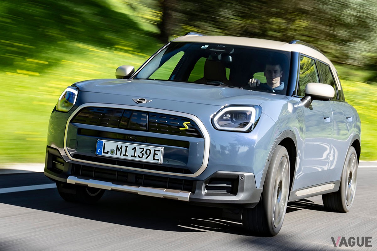 BEVらしい静かでなめらか、そして力強い走りを実現しつつ、0-100km/h加速5.6秒という俊足も兼備した新型「ミニ・カントリーマン SE ALL4」