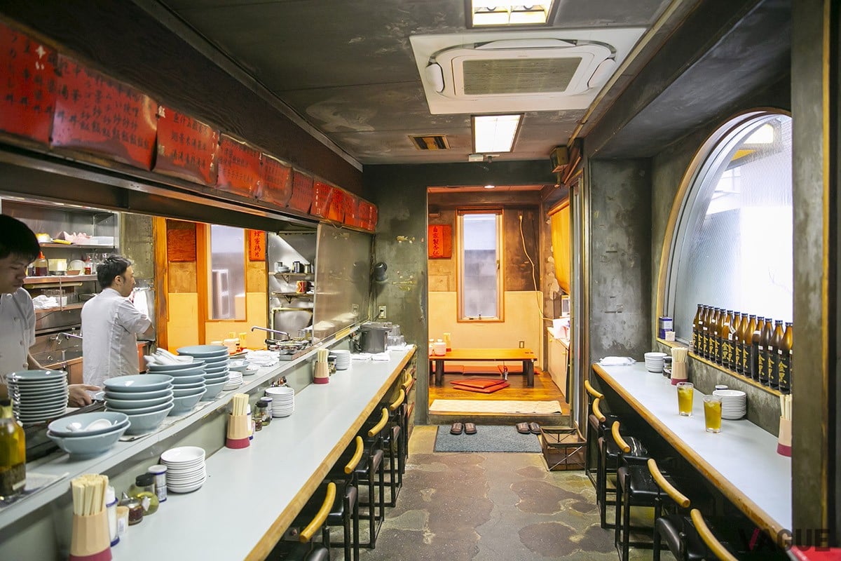 店内はカウンター席と、奥にL字型の座敷席がある。活気あふれる雰囲気