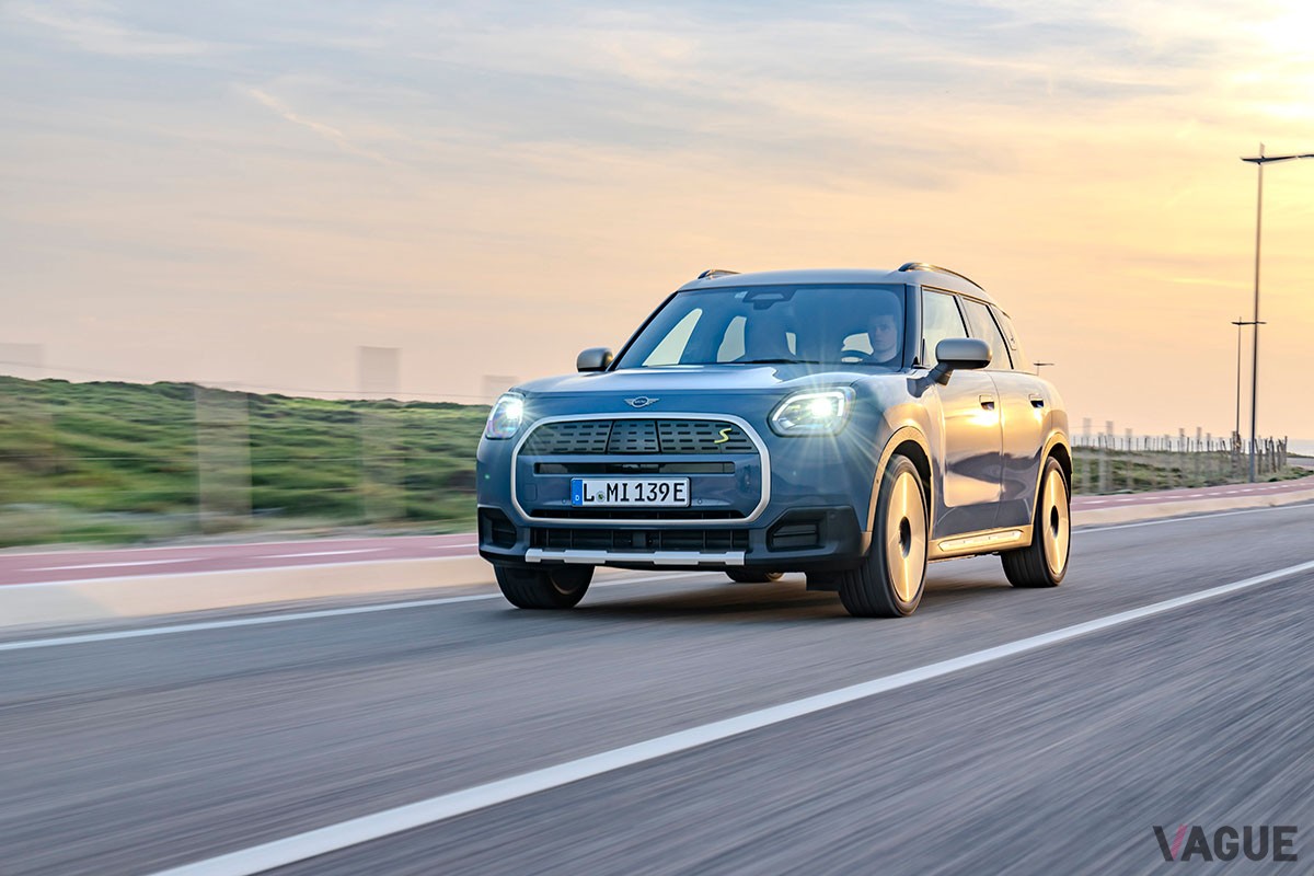 BEVらしい静かでなめらか、そして力強い走りを実現しつつ、0-100km/h加速5.6秒という俊足も兼備した新型「ミニ・カントリーマン SE ALL4」