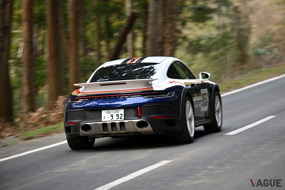 50mmアップした車高やオールテレーンタイヤ、車体下部のプロテクションなどにより、911シリーズの新たな可能性を示したポルシェ「911ダカール」
