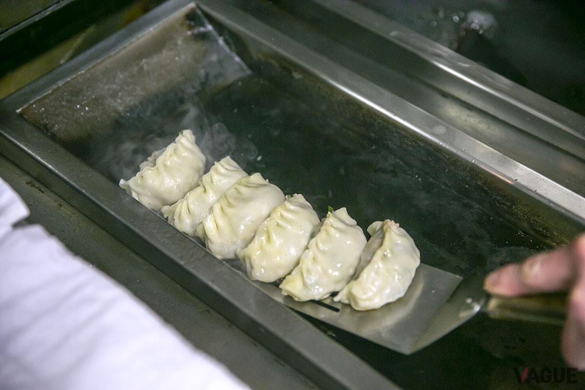 餃子は1皿6個。焼餃子も味噌餃子も同じ