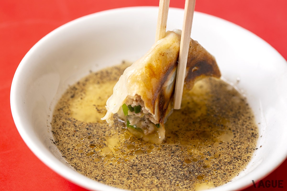 コショウをたっぷりふった酢の中に。熱々のうちに味わいたい