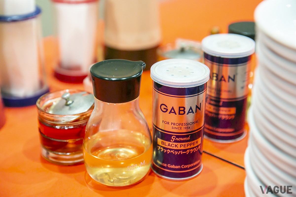 卓上には酢、コショウ、ラー油、とりわけ用の小皿などが