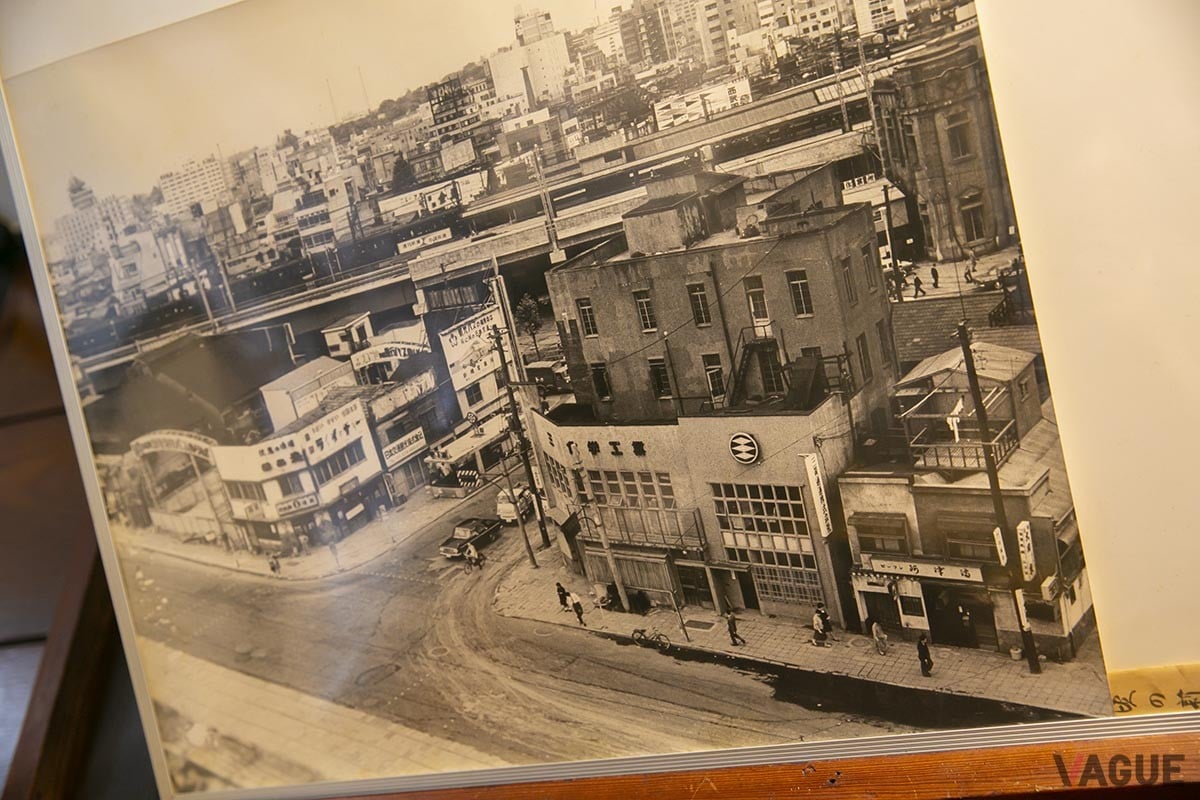 新橋駅前ビルが建つ前の風景。写真右側、物干し場がある2階建ての建物がビーフン東。変体仮名で「ビーフン阿津満」と書かれた看板が