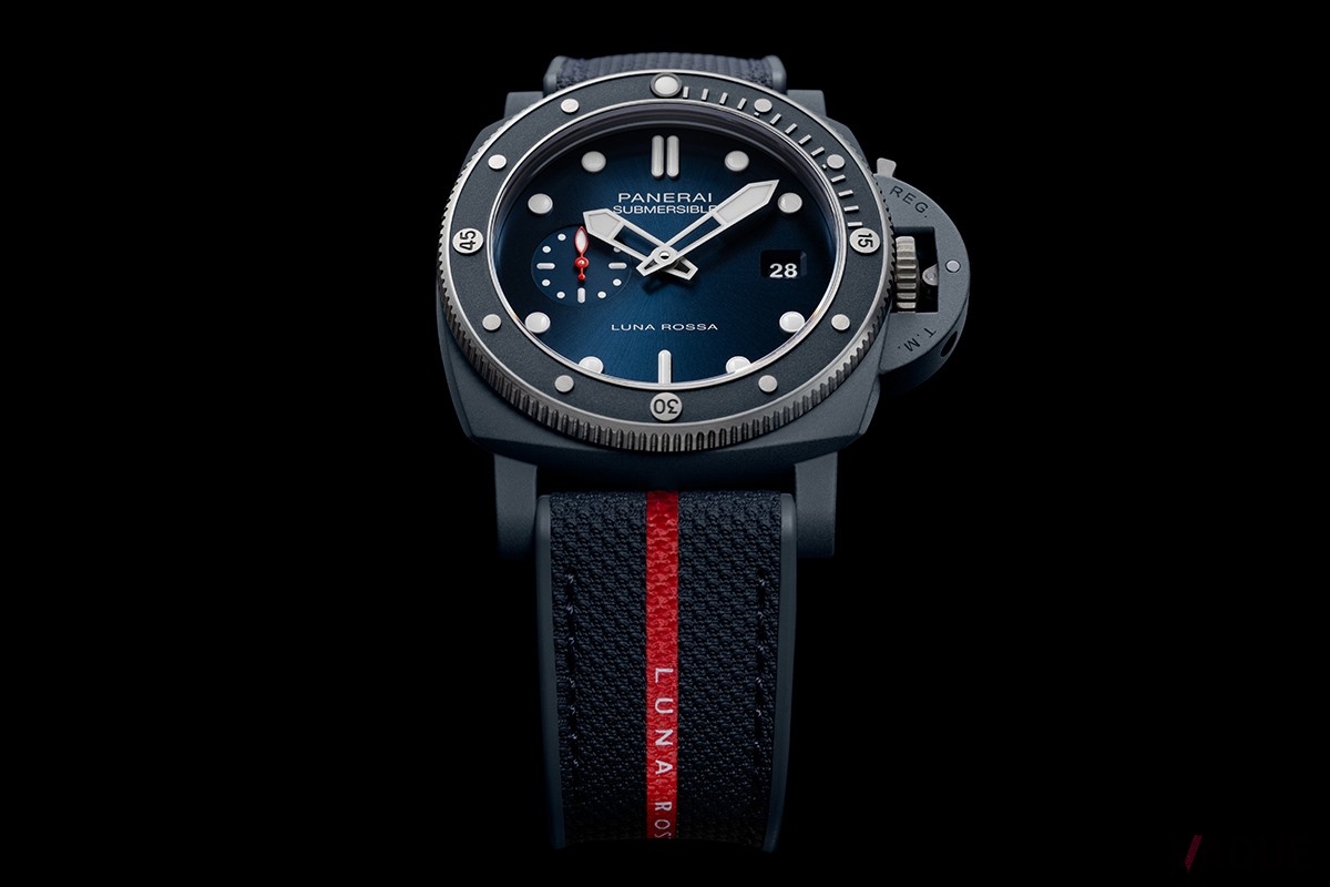 ヨットの帆を模したGMT針、チームカラーのレッドやロゴを取り入れ、パートナーシップを体現するモデルに