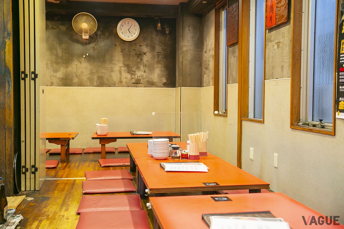 座敷席。赤いテーブル、赤い座布団が印象的