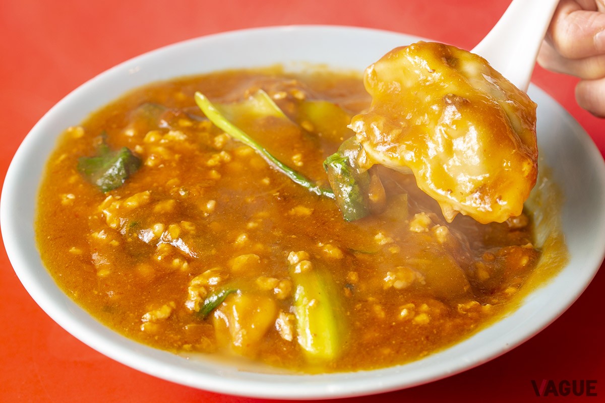 炒醤餃子（味噌餃子）は、たっぷりの肉味噌ソースの中に。焼餃子とはまた違う食感がいい