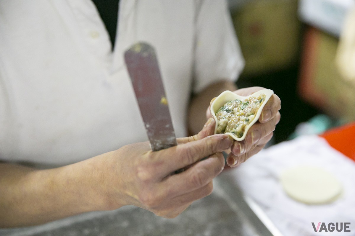 餃子は一つひとつ手作り。たっぷりの具材を丁寧に包んでいく