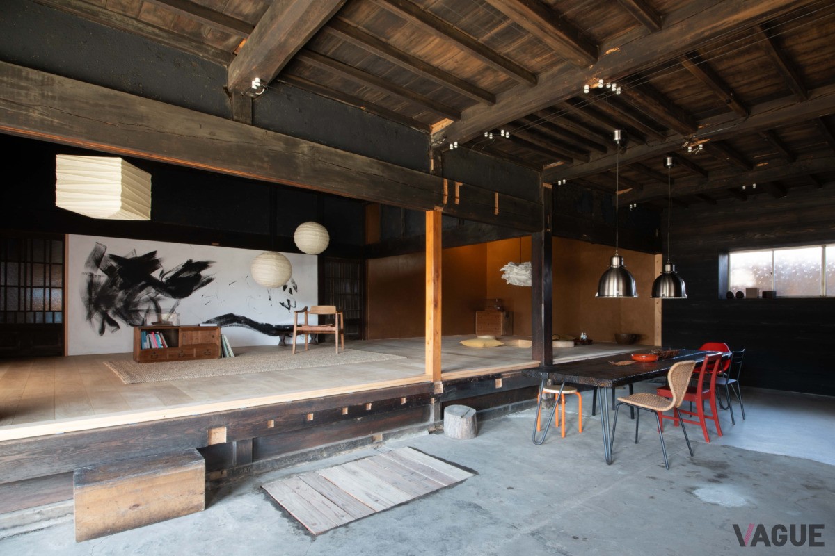 玄関前、土間のダイニングとリビング