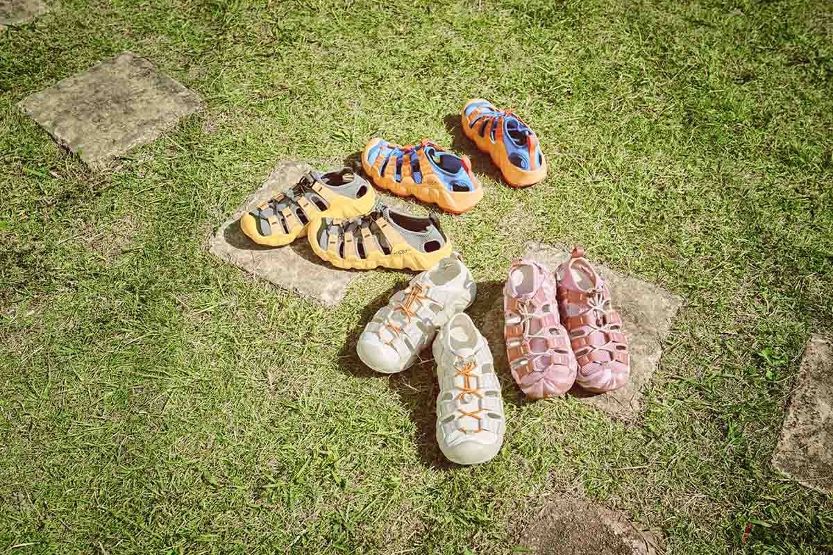 こちらはウィメンズの展開カラー。春夏の散歩やアウトドアを軽やかな気分にしてくれる。