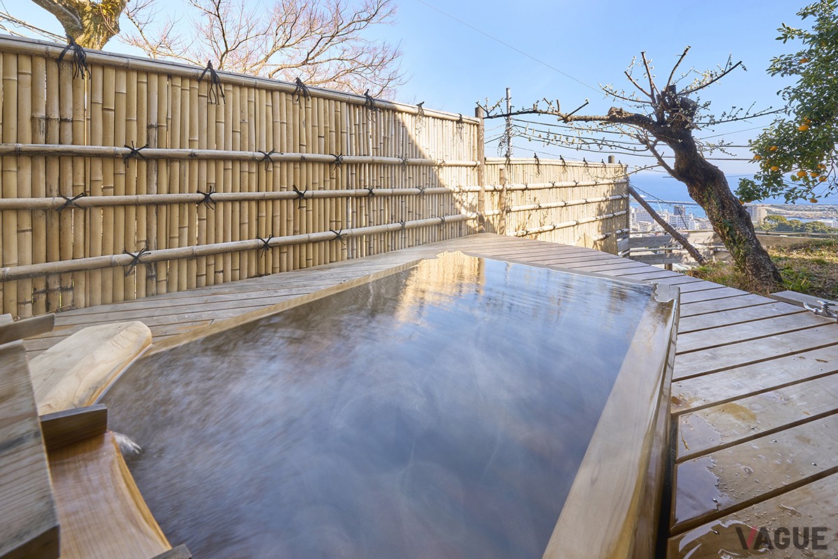 源泉かけ流しのヒノキ露天風呂