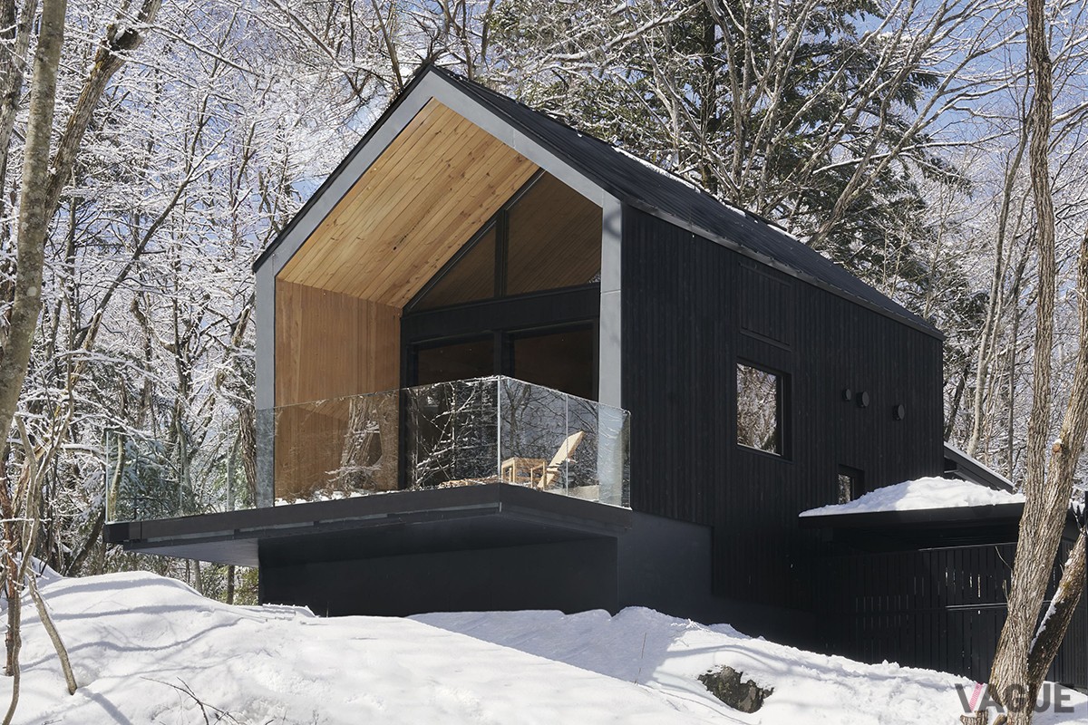 岩の上に建つコンパクトな「BASE S」