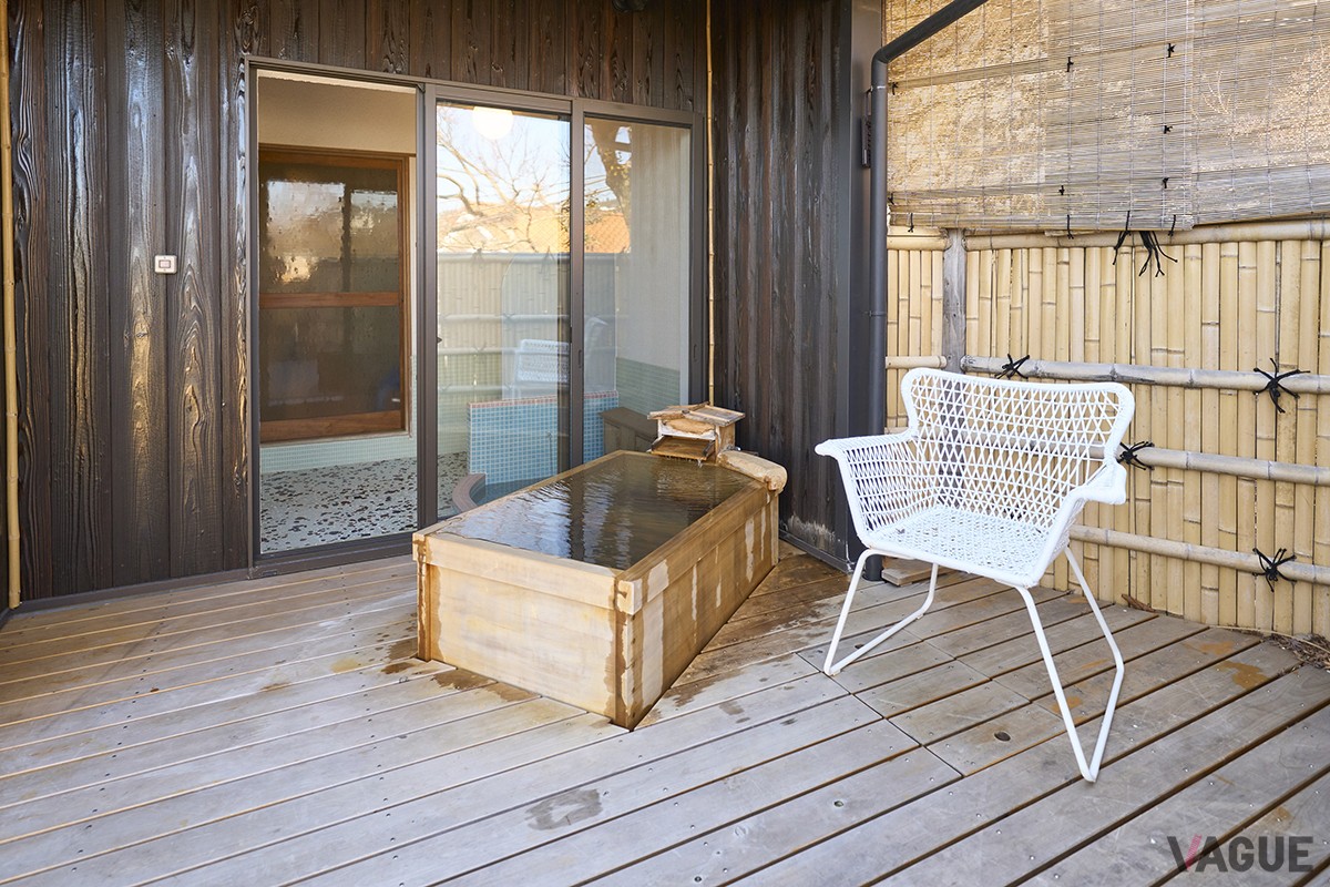 自慢の源泉かけ流しヒノキ製露天風呂