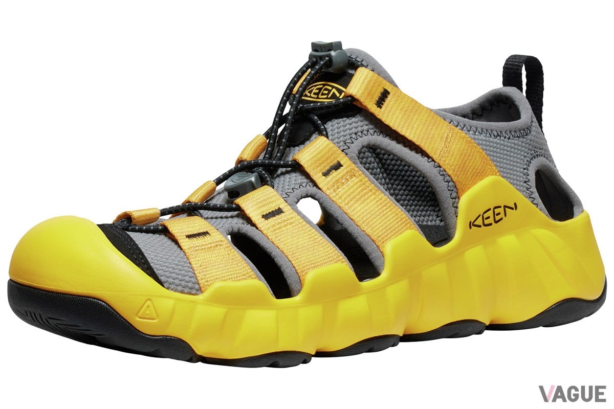 ウィメンズ・メンズ共通カラーの「Keen Yellow／Black」。