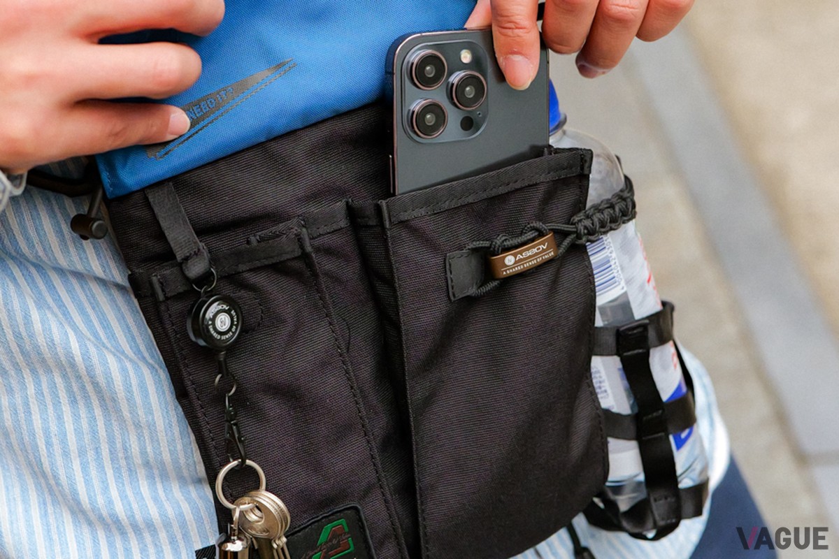 スマホ、鍵、電子タバコやサングラスを収納するのにジャストサイズのポケットが配置される
