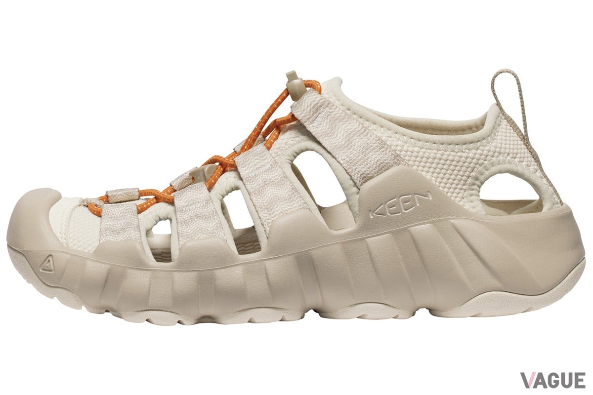 アッパー素材は速乾性の高いポリエステル。軽量で扱いやすい。