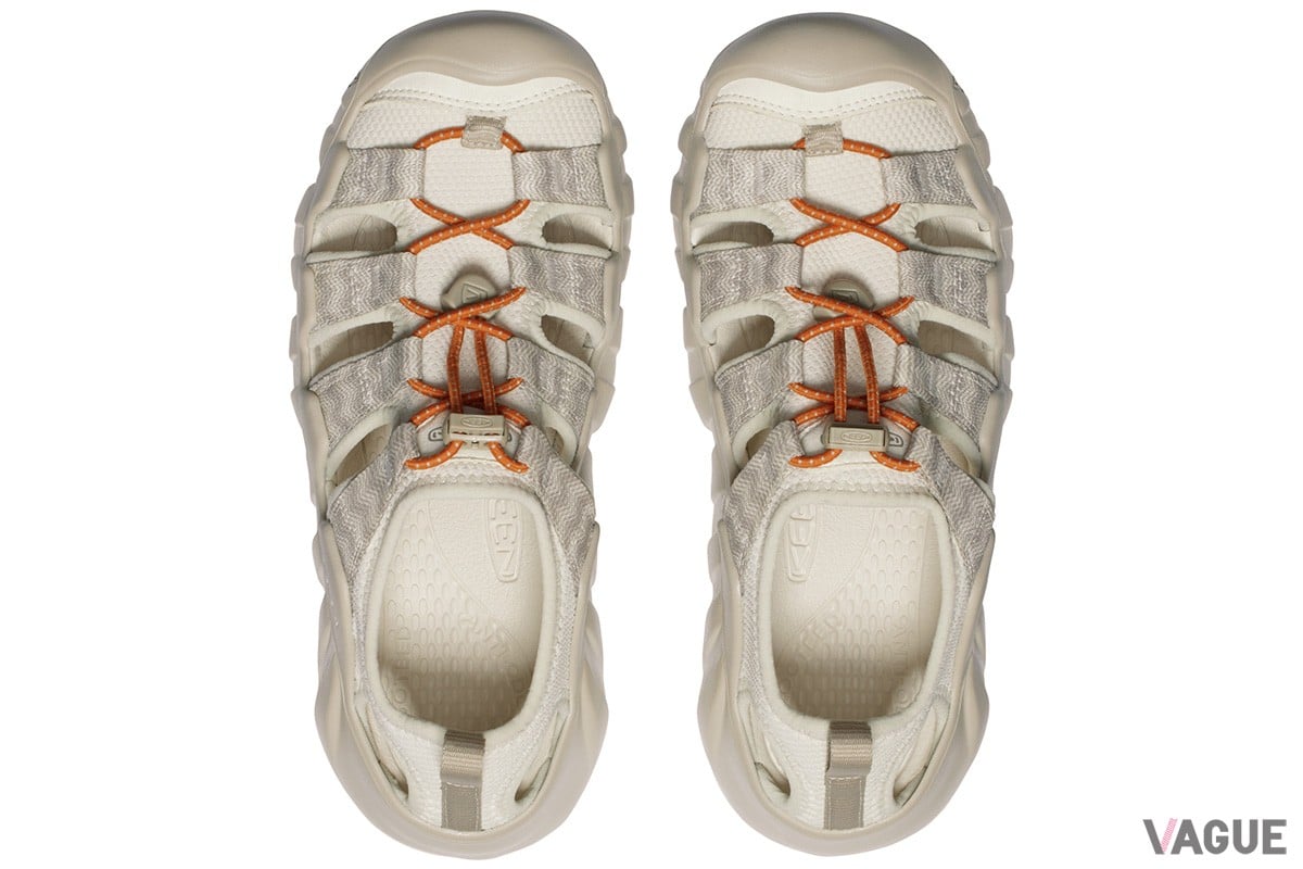 脱ぎ履きのラクなバンジーコードシステムは引き続き採用。