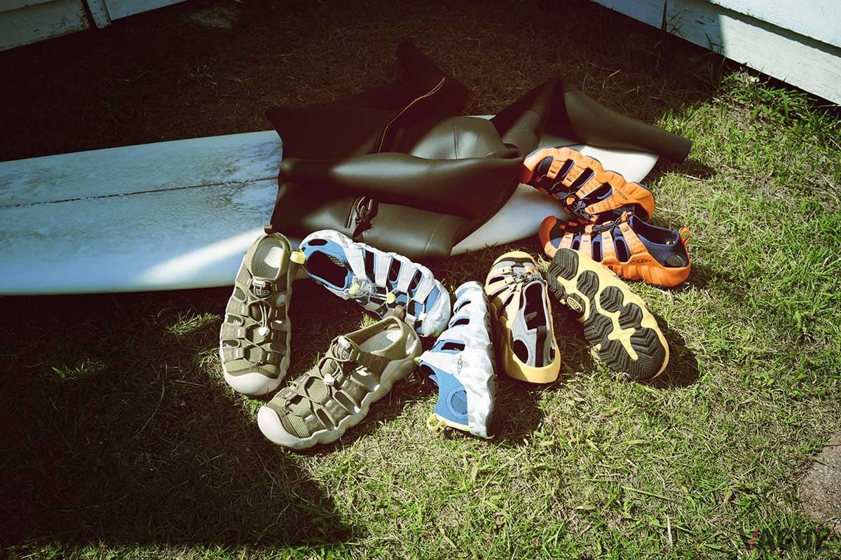 スポーティーに楽しめるメンズの展開カラー。アイコニックなカラーの「Keen Yellow／Black」はメンズ・ウィメンズ共通で展開。