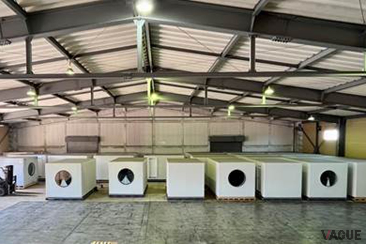 解体後、千葉県の倉庫に並べられた23個のカプセル