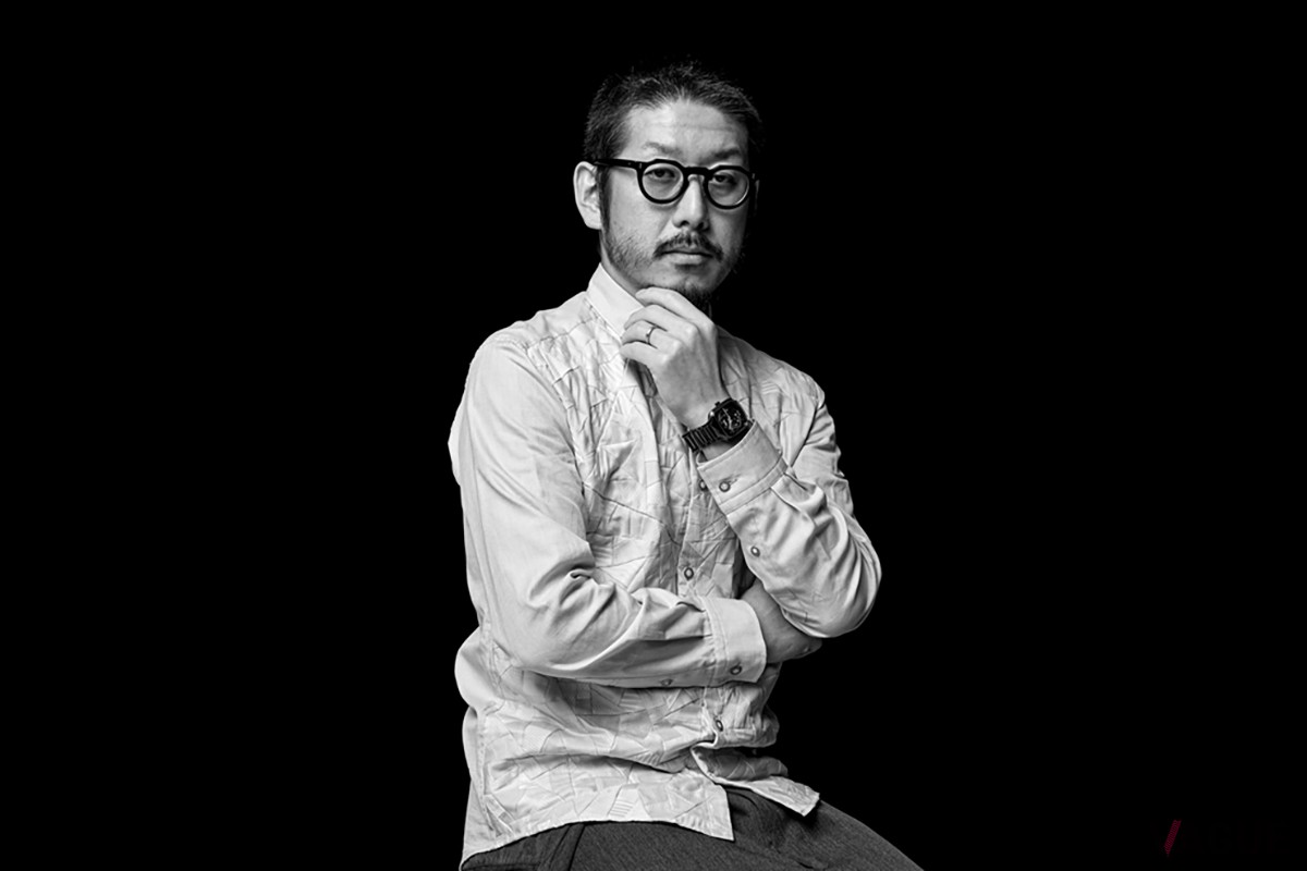 デザイナー・森本邦彦氏。この時計と同じくフォトクロミックを応用した衣服で注目を集めている。