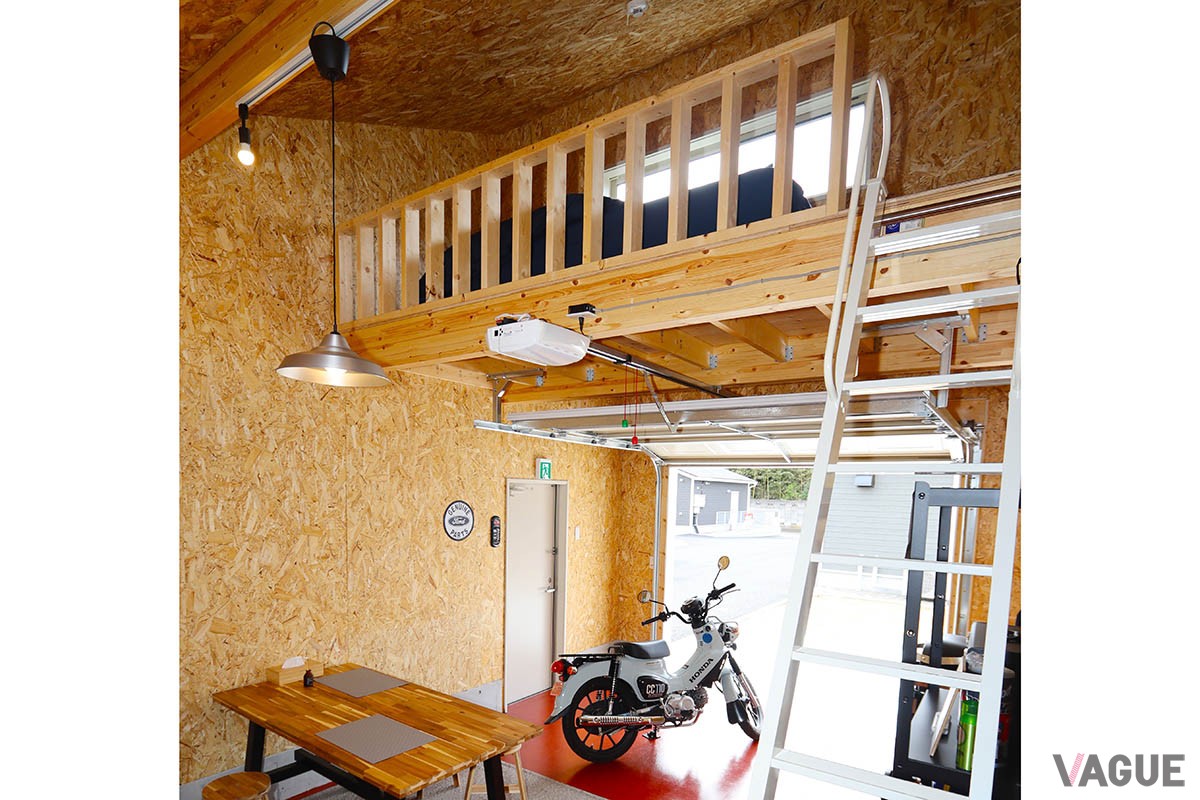 ロフト付きの快適なガレージライフ