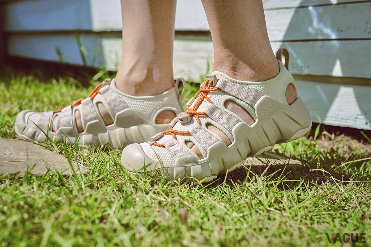 オレンジのシューレーズがおしゃれ。