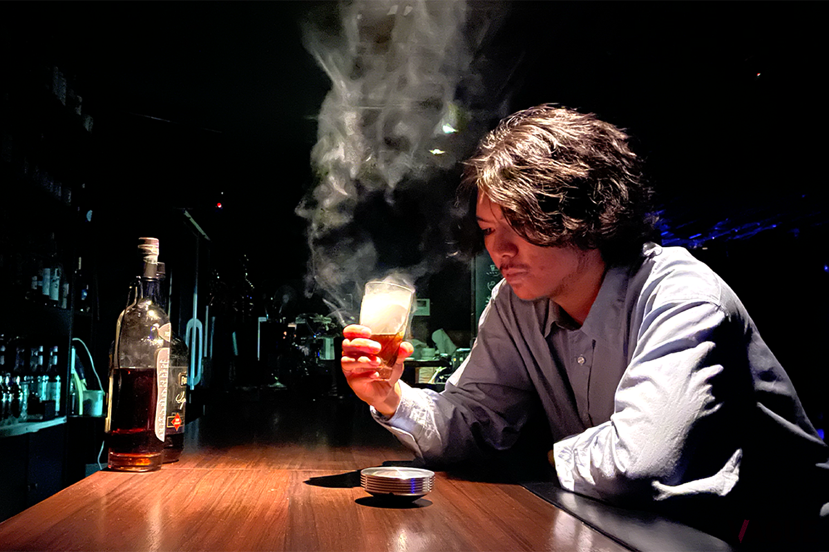 バーに映えるsmottと燻製ウイスキー