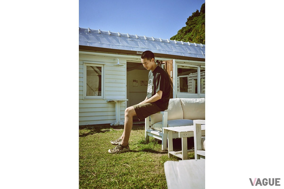 こちらはメンズのオリーブカラー。キャンプなどにも履いて行きたい。