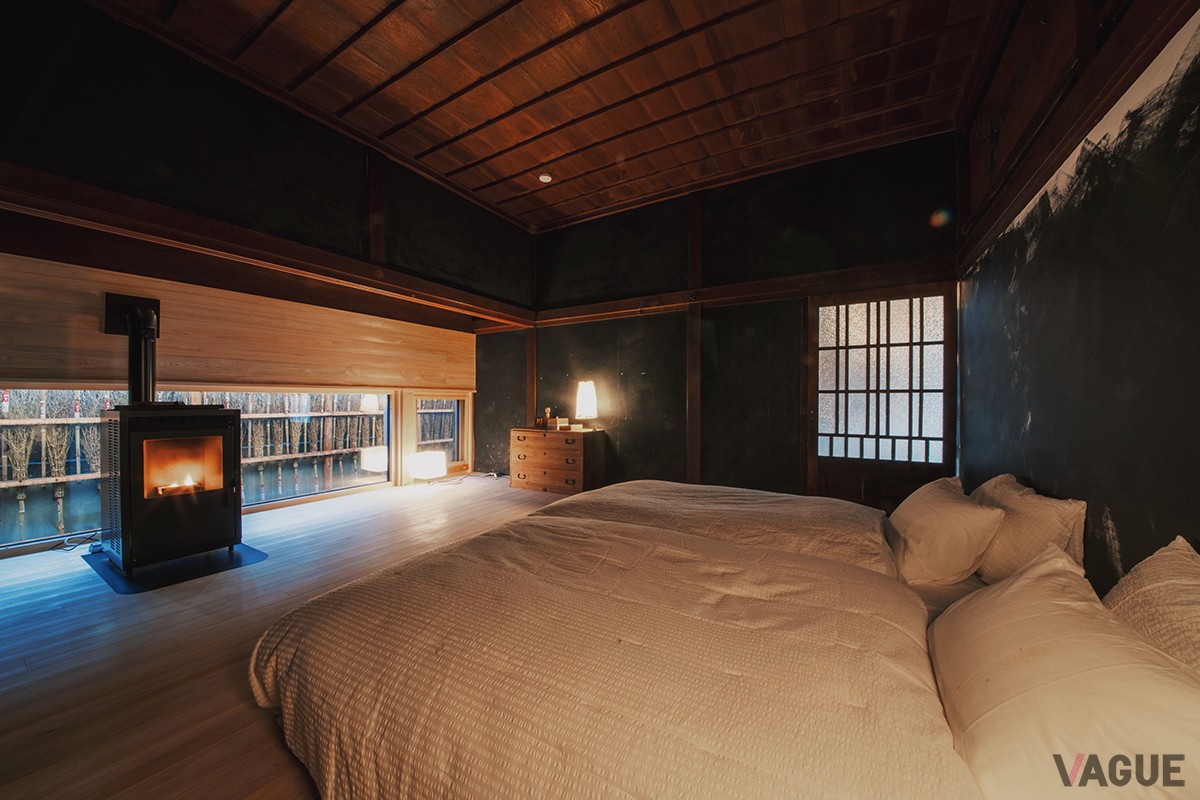 地窓とヒノキの床の部屋