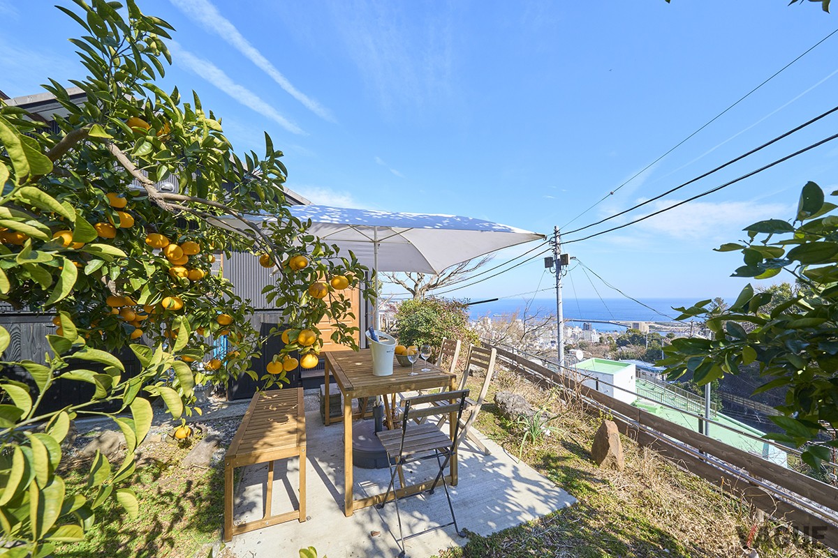 熱海を一望できる庭