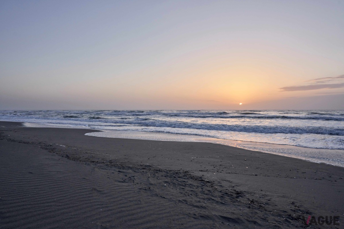 徒歩5分ほどで海岸へ
