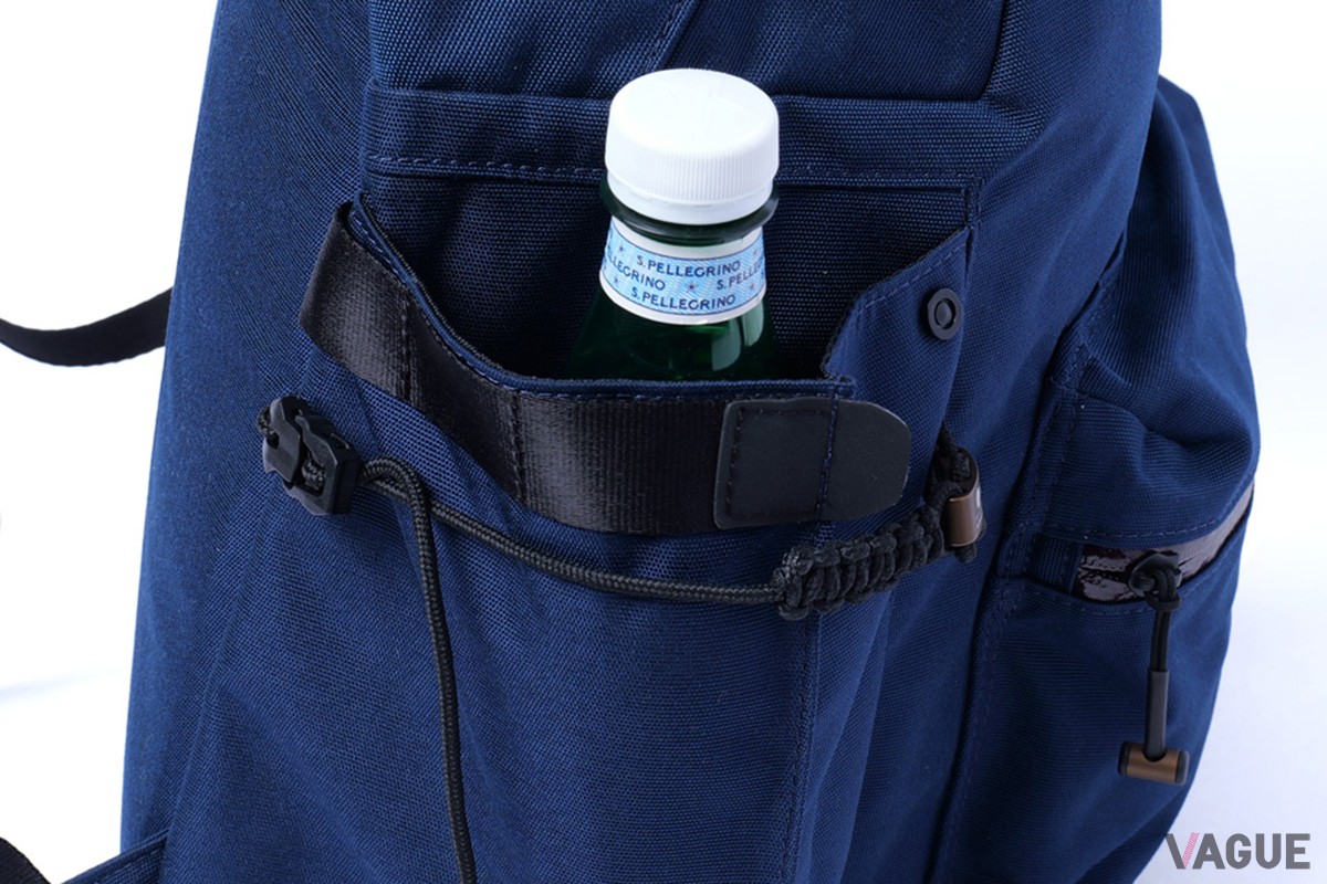 サイドにはしっかりと深さのあるボトルポケット