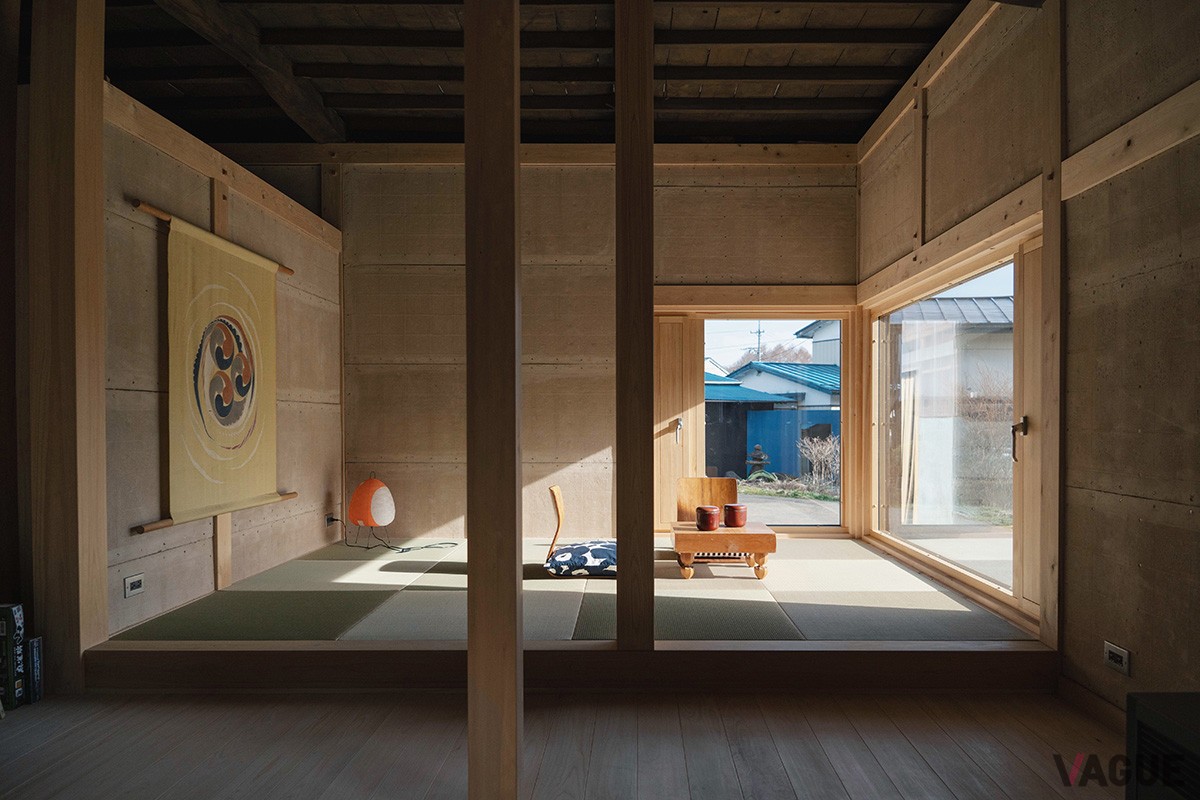 畳スペースでは、大きな窓から庭を望むことができる