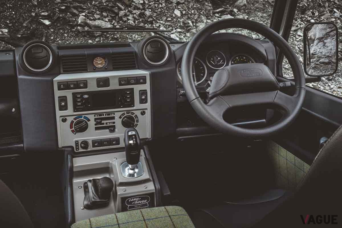 ランドローバーの特別仕様車「クラシック・ディフェンダー ワークスV8 アイラエディション」のインテリア