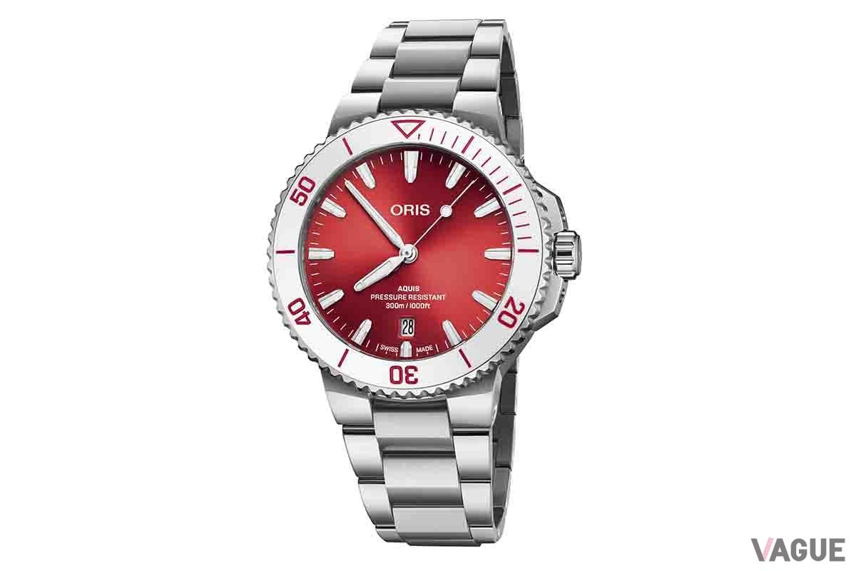 本来は主張の強くなるレッドだが「アクイス」らしい爽やかな仕上がりの「01 733 7787 4138-07 8 22 04PEB」。