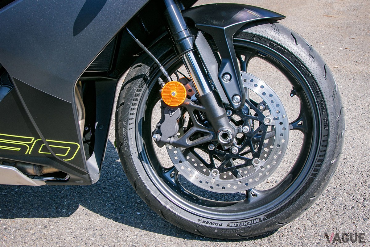 スポーティなルックスと、トライアンフの代名詞的な存在である3気筒エンジン、さらに懐の深いハンドリングを具現した「デイトナ660」