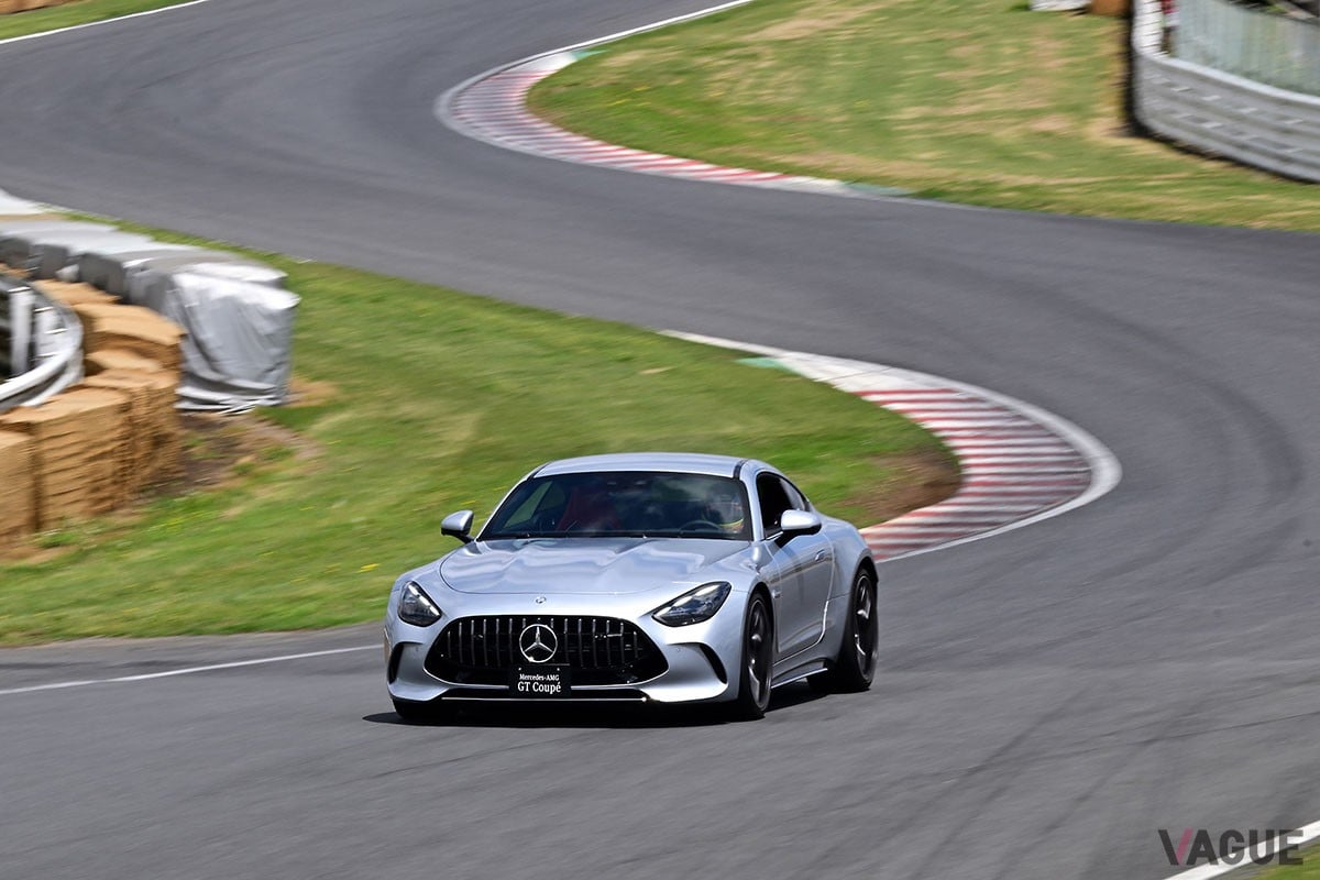 AMGらしい豪快な走りはもちろんのこと、優れた安全性や実用性など全方位的性能も身につけたメルセデスAMG「GTクーペ」
