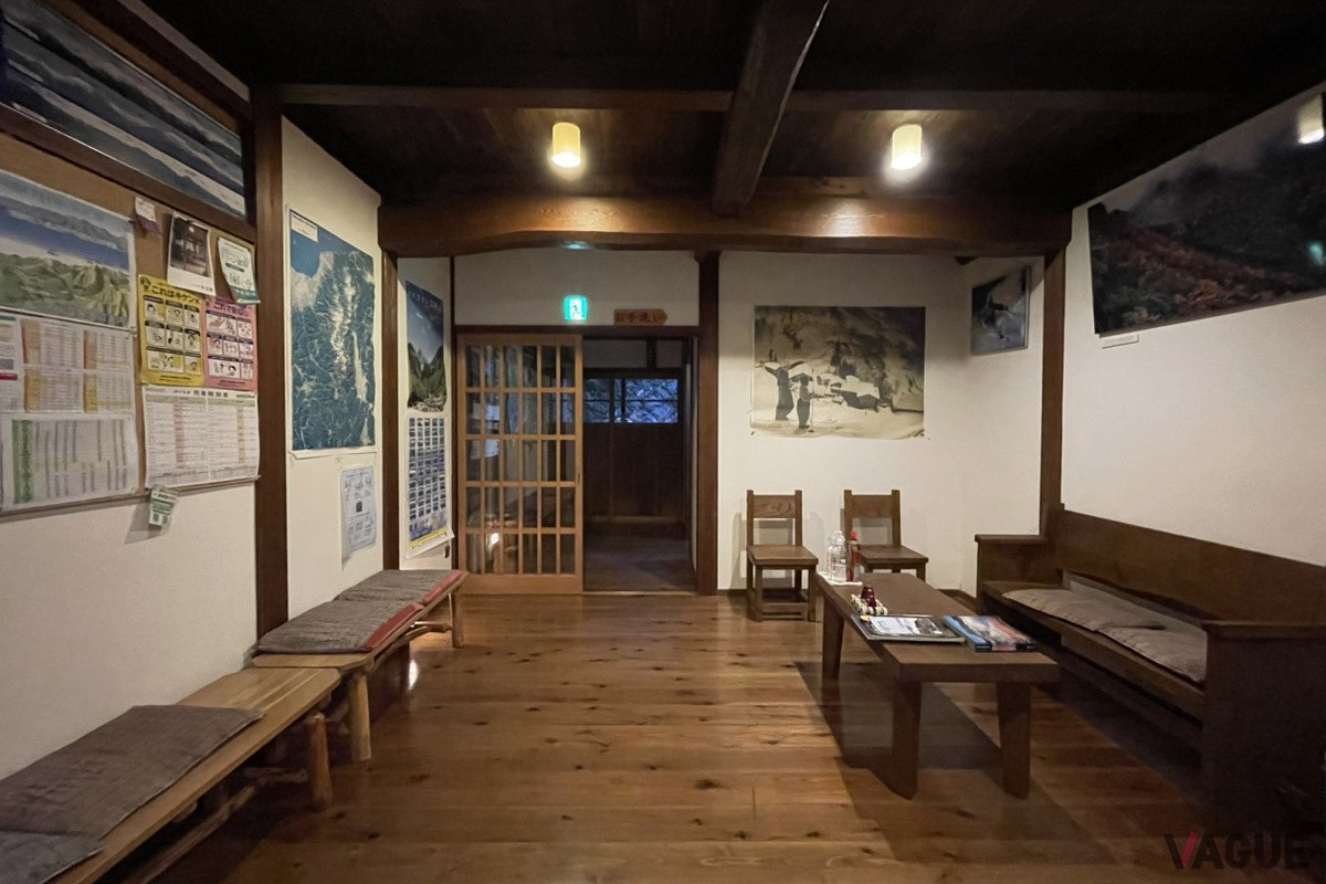 伝統と木のぬくもりを感じる館内