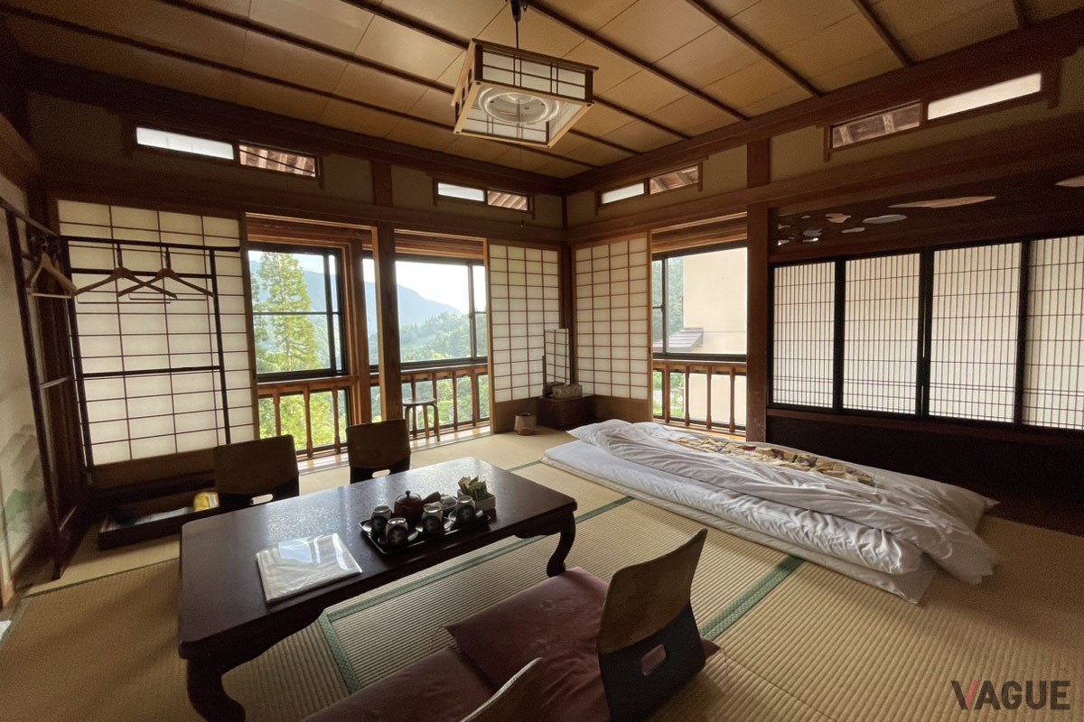 宿泊した和室。大正時代建築の新館です