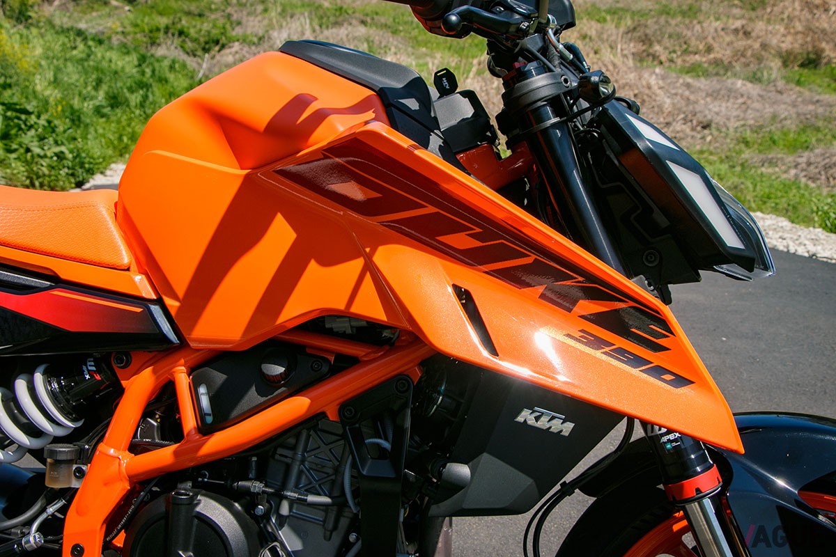 特徴のひとつである単気筒エンジンの排気量を373ccから398.7ccへと拡大し、さらに走りの爽快感がアップしたKTM新型「390 DUKE」