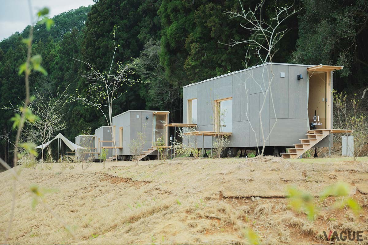 建築家の隈研吾氏と共同開発したモバイルハウスの「住箱-JYUBAKO-」は4棟を設置