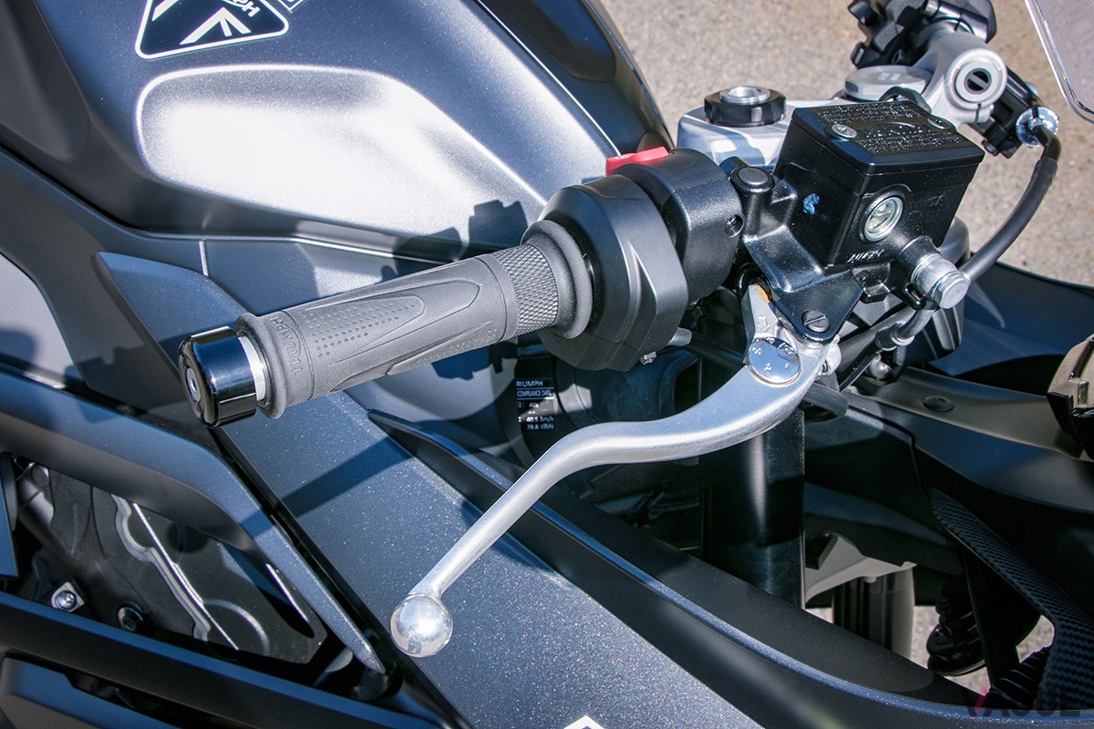 スポーティなルックスと、トライアンフの代名詞的な存在である3気筒エンジン、さらに懐の深いハンドリングを具現した「デイトナ660」