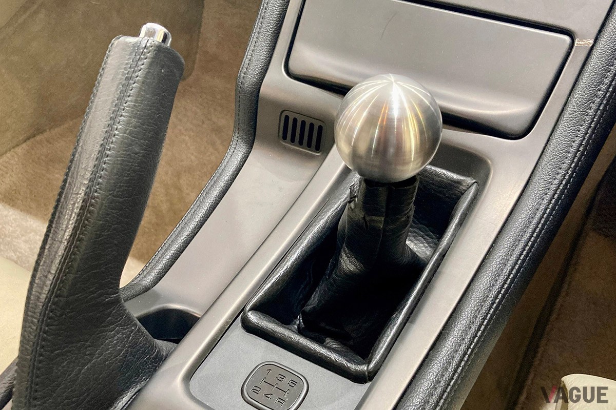 トランスミッションは5速MT。ちなみに初代「NSX」には4速ATも用意されていた（C）奈良日産自動車