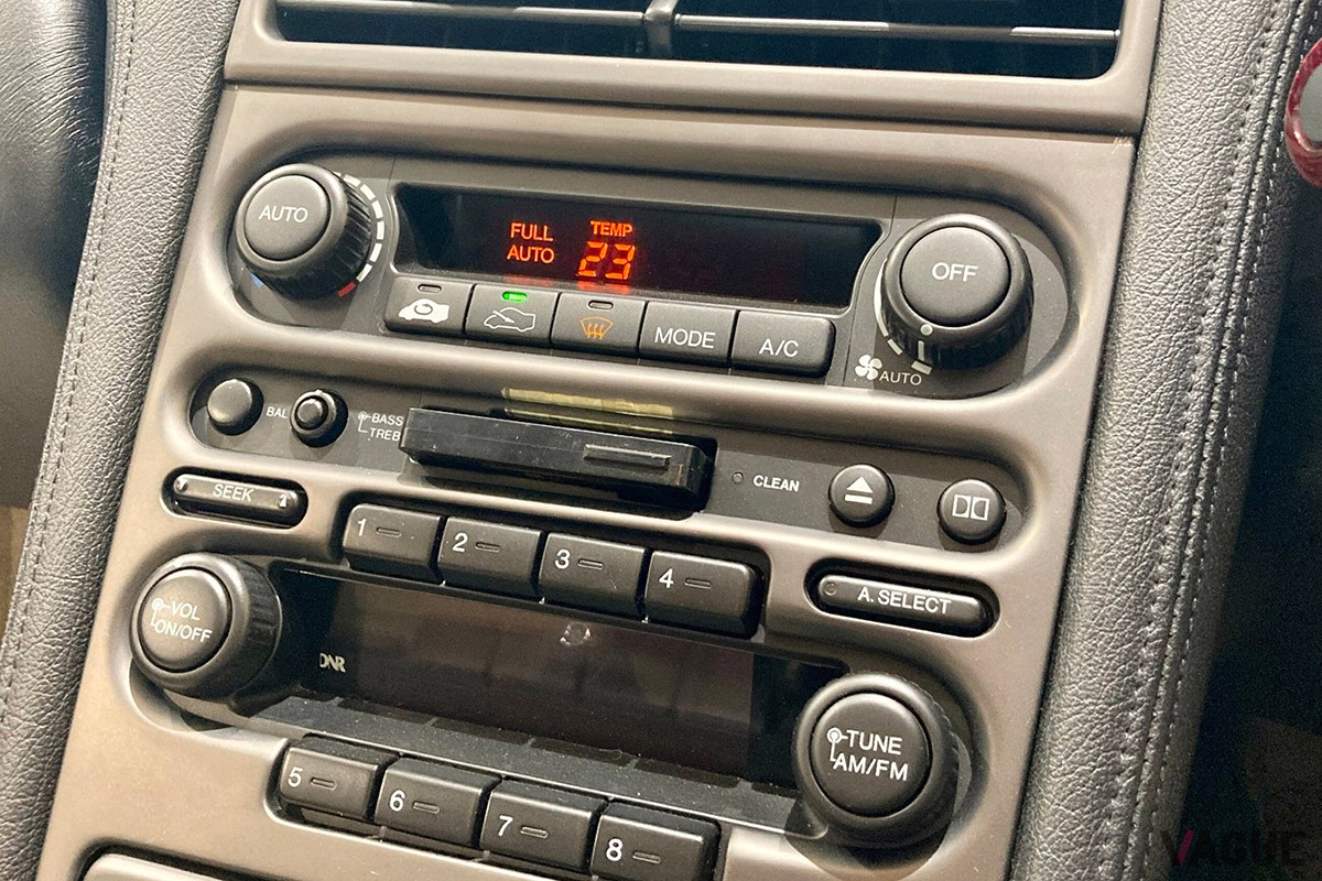 オーディオにはカセットデッキも備わる。年代を感じさせるディテールだ（C）奈良日産自動車