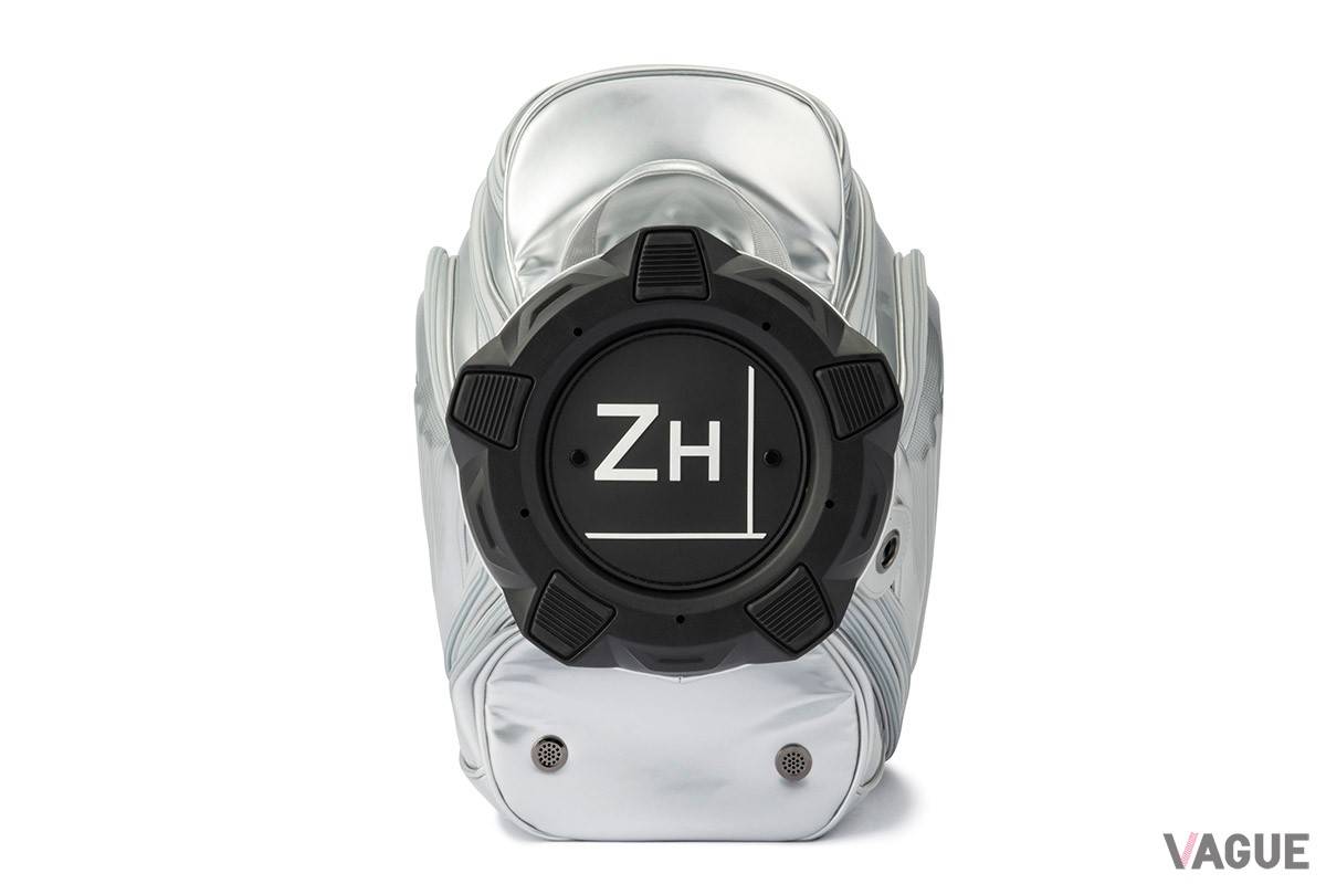 ゼロハリバートンが展開するゴルフコレクションから、限定キャディバッグ「ZHG-CB-PRO」が新登場。アルミの質感を思わせる配色が魅力的