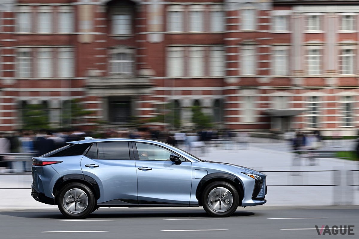 レクサス「RZ」の新仕様「RZ300e」で、東京ミッドタウン日比谷にリニューアルオープンした「LEXUS MEETS…」を目指した